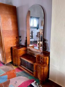 un espejo sentado en la parte superior de un tocador de madera en Hotel Bashinjaghyan en Sevan
