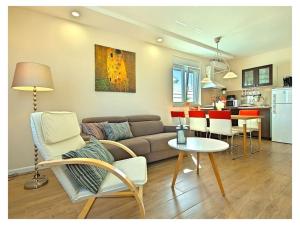 una sala de estar con un sofá y una mesa en Villa Luka Apartent Gray, en Funtana