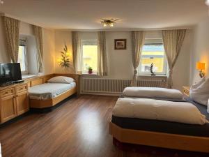 1 dormitorio con 2 camas y TV de pantalla plana en Rohrbacher Herz, en Rohrbach in Oberösterreich