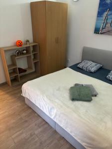 ein Schlafzimmer mit einem weißen Bett und einem grünen Kissen in der Unterkunft Duomo apartment in Košice