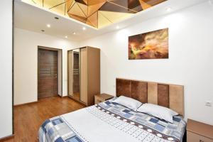 エレバンにあるLuxe Apartment in the Center of Yerevan 007のベッドルーム1室(ベッド1台付)が備わります。天井に絵画が飾られています。