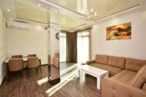 エレバンにあるLuxe Apartment in the Center of Yerevan 007のリビングルーム(ソファ、テーブル付)