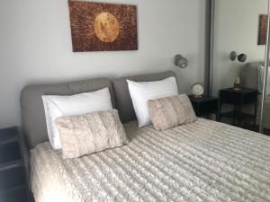 um quarto com uma cama com duas almofadas em Luxurious apartment in the heart of old town with parking em Kaunas