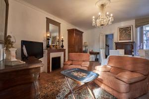 Μια τηλεόραση ή/και κέντρο ψυχαγωγίας στο La Casa Consuelo ~ Piscine ~ Jardin ~ Centre ville