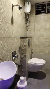 ein Bad mit einem WC und einem Waschbecken in der Unterkunft Supreme Hotels 2.0 in Warangal