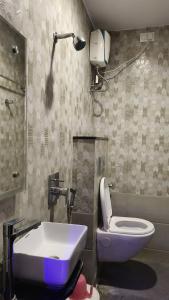 bagno con lavandino e servizi igienici di Supreme Hotels 2.0 a Warangal