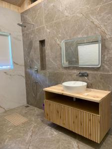 Phòng tắm tại Nigeen Vista Lakeside Chalet