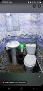 ein Bad mit einem WC und einem Waschbecken in der Unterkunft UMAR HOSTEL in Samarkand