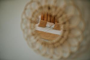 ein Spiegelbild eines Bettes mit Kissen in der Unterkunft Dom Wypoczynkowy U Staszla in Bańska