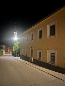 un edificio de noche con una luz de la calle al lado en Rohrbacher Herz, en Rohrbach in Oberösterreich
