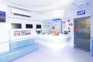 una habitación de hospital con una persona sentada en una bañera en Astrotel Calamba, en Calambá