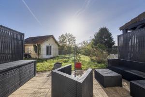 a view of a backyard with a fence at Le Nid Douillet ~ Confort ~ Parking ~ Terrasse in Saint-Chéron