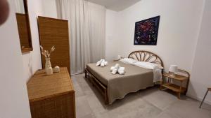 een slaapkamer met een bed met witte handdoeken bij IONIO Apartment in Porto Cesareo