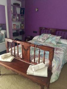 łóżko z drewnianą ramą i ręcznikami w obiekcie Arcipreste w mieście Zamora