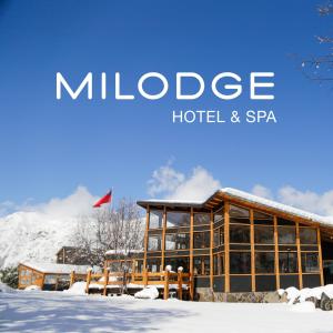 un hôtel dans la neige avec un hôtel muloco et un spa dans l'établissement MI Lodge Las Trancas Hotel & Spa, à Las Trancas