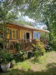 a yellow house with a porch and a deck at Le Casita 3 ch, au calme, sur parcelle arborée in Lattes