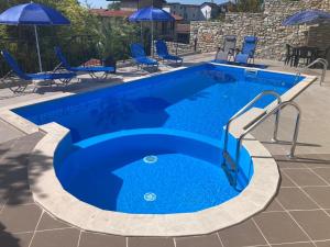 een zwembad met een blauw zwembad bij Panorama Pearl in Balchik