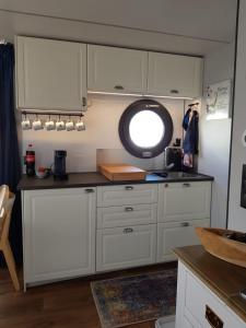 Køkken eller tekøkken på Wasserapartment Cityport - Schwimmende Ferienwohnung + 23 billeder