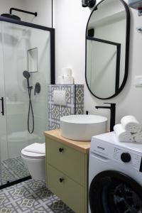 ein Badezimmer mit Waschbecken und Waschmaschine in der Unterkunft At grandpa's in Srima + 37 Fotos