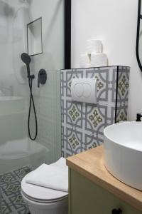 ein Badezimmer mit Waschbecken, Toilette und Dusche in der Unterkunft At grandpa's in Srima