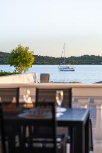 ein Segelboot im Wasser mit einem Tisch und Stühlen in der Unterkunft At grandpa's in Srima
