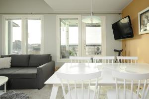 Merihelmi في كالايوكي: غرفة معيشة مع أريكة وطاولة وكراسي