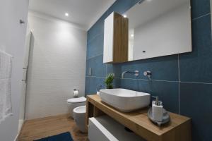 een badkamer met een wastafel en een toilet bij Terra Sinus Luxury apartment in Terrasini