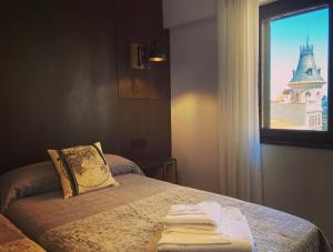 pokój hotelowy z łóżkiem i ręcznikami w obiekcie La Aduana - The Lodging Experience w mieście Astorga +2 zdjęcia