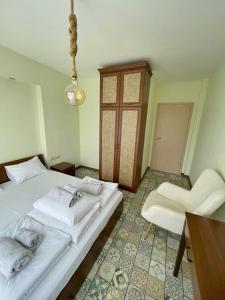 Uma cama ou camas num quarto em Green Life Beach Resort Sozopol Two Bedroom Apartment