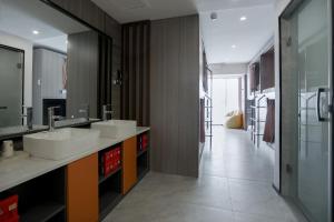 Cucina o angolo cottura di Yunbo Youth Hostel Ürümqi