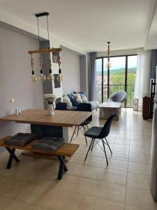 uma sala de estar com uma mesa e um sofá em Green Life Beach Resort Sozopol Two Bedroom Apartment em Sozopol