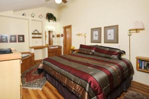 a bedroom with a large bed and a kitchen at The Bird Hallar in Gatlinburg