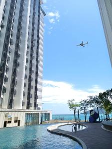 un grande edificio con piscina vicino all'oceano di Covesign Suite a Kota Kinabalu