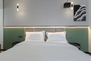 Letto o letti in una camera di Yunbo Youth Hostel Ürümqi