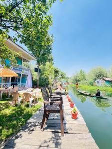 Permandangan sungai dekat dengan hotel