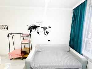 Postel nebo postele na pokoji v ubytování Светлая комфортная студия 20 м в районе Ханшатыра ЖК Сатсити К-блок