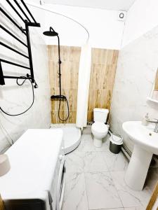 Vonios kambarys apgyvendinimo įstaigoje Светлая комфортная студия 20 м в районе Ханшатыра ЖК Сатсити К-блок