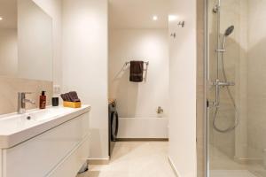 Ванна кімната в Comfortion Norma - Suite de luxe avec vue sur la Tour Eiffel
