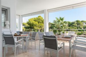 a dining room with a table and chairs at Casa Ramon in Cala d´Or