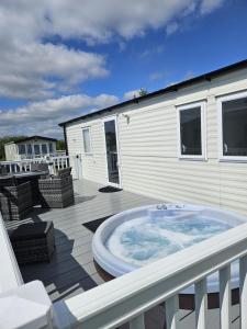 Balkón nebo terasa v ubytování Luxury Caravan 3 Bedroom 8 berth With Hot-tub guests 6 and above require a bond