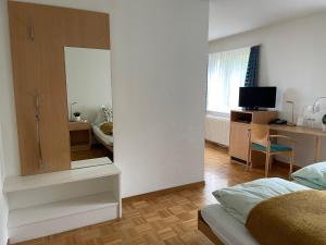 Sjónvarps- og/eða afþreyingartæki á Zentrum Elisabeth - convalescent hotel, Kurhotel