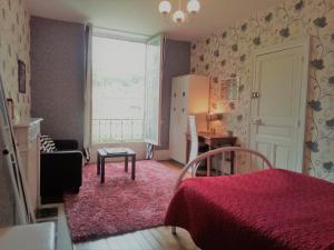 sala de estar con cama y ventana en Chambres et Tables d'Hotes Les Breuils, en Mariol
