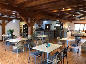 Un restaurante o sitio para comer en Hotel-Apartamento Rural Atxurra