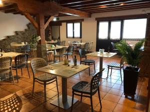 Un restaurante o sitio para comer en Hotel-Apartamento Rural Atxurra