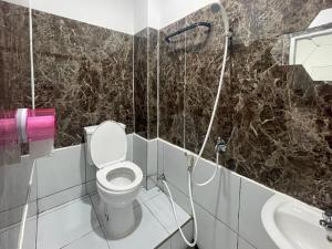 een badkamer met een toilet en een wastafel bij Cozy Home 2 RedPartner in Manado