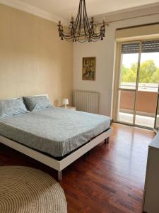 ジェーラにあるCasa vacanze Mazaraのベッドとシャンデリアのある寝室