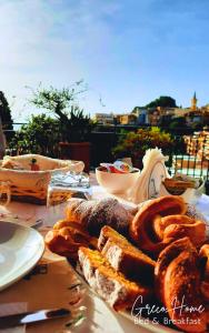 un tavolo con un piatto di pane e anelli di cipolla di B&B Greco Home a Taormina