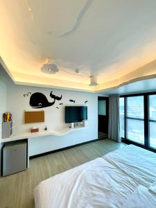 a bedroom with a bed and a flat screen tv at 頭城1790民宿 in Toucheng +33 photos