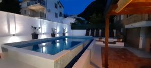 - une piscine sur le côté d'un bâtiment dans l'établissement Villa Nikola, à Kotor