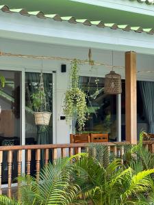 een veranda met potplanten op een huis bij The Joy Beach Villas in Hinkong